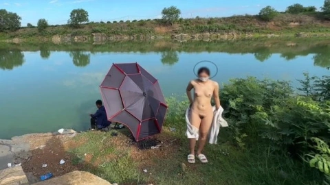 Bé người yêu ra hồ cá phô dâm mặc kệ cần thủ đang câu