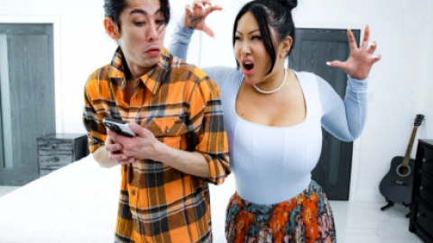 Con trai làm cho mẹ kế xăm trổ hàng múp lên đỉnh