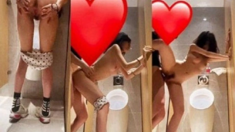 Dẫn em người yêu vào WC vụng trộm