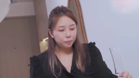 Phang cô bạn cùng phòng có thân hình gợi cảm